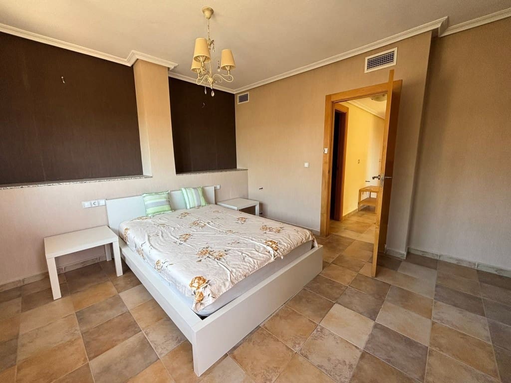 Chalet de 6 habitaciones en Villamartin en venta con piscina - 365.000 € (Ref: 9731260)