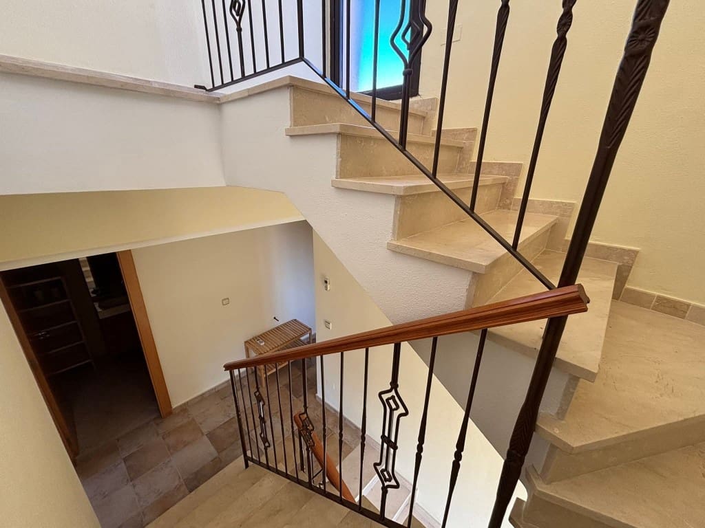 Chalet de 6 habitaciones en Villamartin en venta con piscina - 365.000 € (Ref: 9731260)