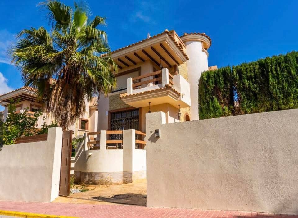 Chalet de 6 habitaciones en Villamartin en venta con piscina - 365.000 € (Ref: 9731260)