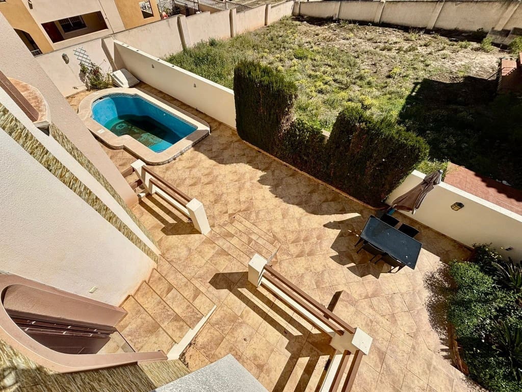 Chalet de 6 habitaciones en Villamartin en venta con piscina - 365.000 € (Ref: 9731260)