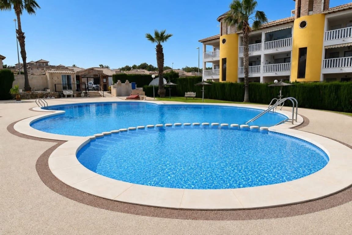 2 Zimmer Bungalow zu verkaufen in Villamartin mit Pool Garage - 179.500 € (Ref: 9731268)