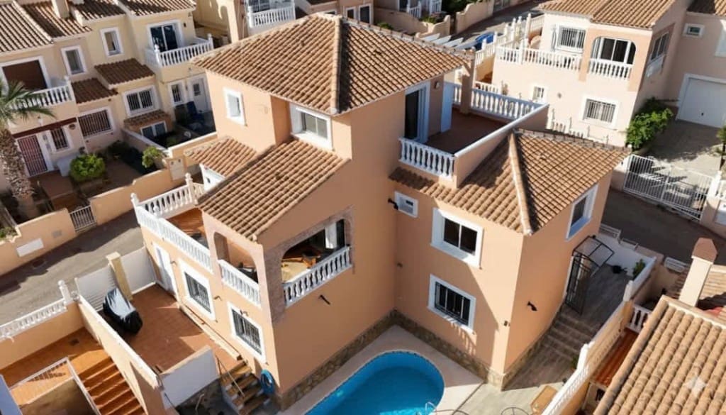 5 bedroom Villa for sale in Blue Lagoon with pool - € 399,000 (Ref: 9731277)