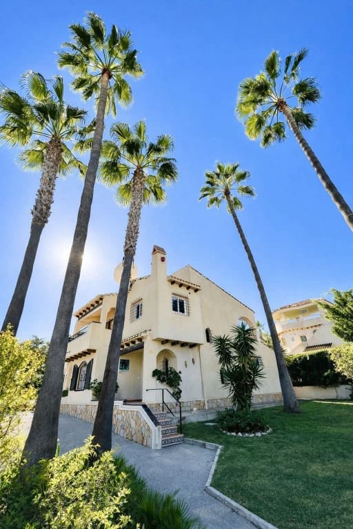 Chalet de 3 habitaciones en Villamartin en venta - 639.000 € (Ref: 9731281)