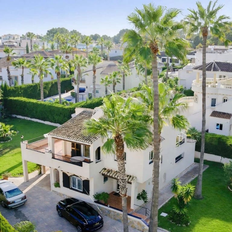 Chalet de 3 habitaciones en Villamartin en venta - 639.000 € (Ref: 9731281)