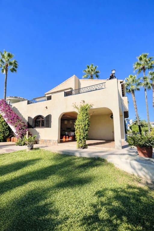 Chalet de 3 habitaciones en Villamartin en venta - 639.000 € (Ref: 9731281)