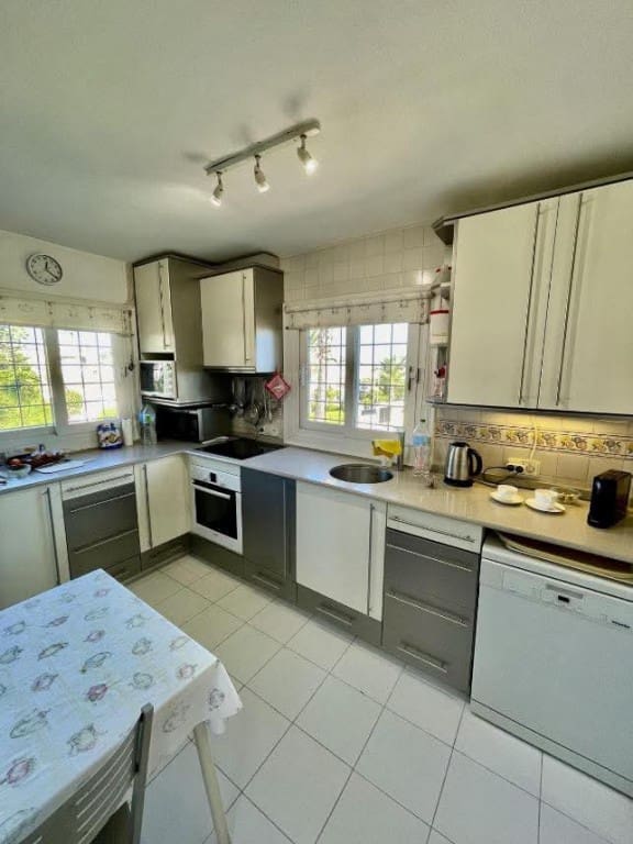 Chalet de 3 habitaciones en Villamartin en venta - 639.000 € (Ref: 9731281)