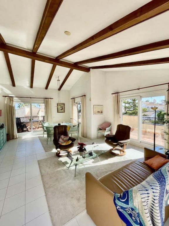 Chalet de 3 habitaciones en Villamartin en venta - 639.000 € (Ref: 9731281)