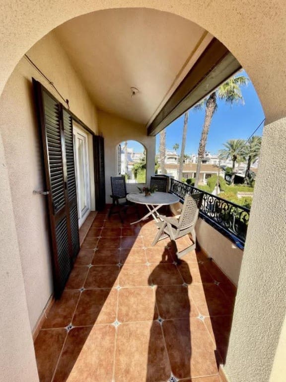 Chalet de 3 habitaciones en Villamartin en venta - 639.000 € (Ref: 9731281)