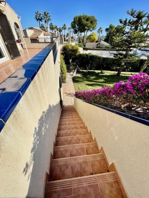 Chalet de 3 habitaciones en Villamartin en venta - 639.000 € (Ref: 9731281)