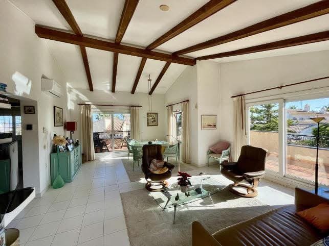 Chalet de 3 habitaciones en Villamartin en venta - 639.000 € (Ref: 9731281)