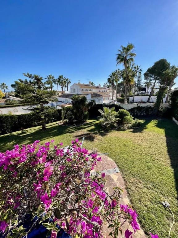 Chalet de 3 habitaciones en Villamartin en venta - 639.000 € (Ref: 9731281)