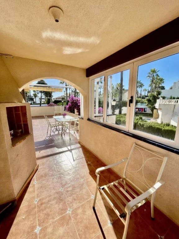 Chalet de 3 habitaciones en Villamartin en venta - 639.000 € (Ref: 9731281)