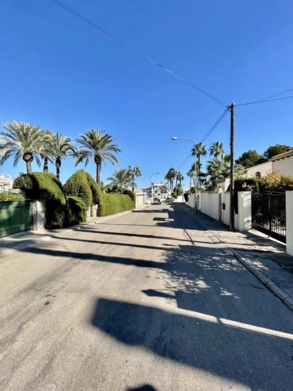 Chalet de 3 habitaciones en Villamartin en venta - 639.000 € (Ref: 9731281)