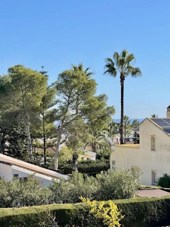 Chalet de 3 habitaciones en Villamartin en venta - 639.000 € (Ref: 9731281)