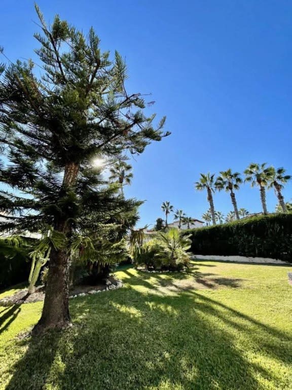 Chalet de 3 habitaciones en Villamartin en venta - 639.000 € (Ref: 9731281)