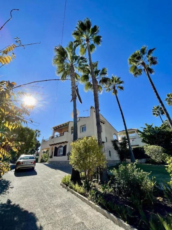 Chalet de 3 habitaciones en Villamartin en venta - 639.000 € (Ref: 9731281)