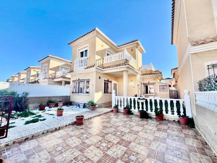 3 bedroom Villa for sale in Playa Flamenca with pool - € 237,000 (Ref: 9731282)