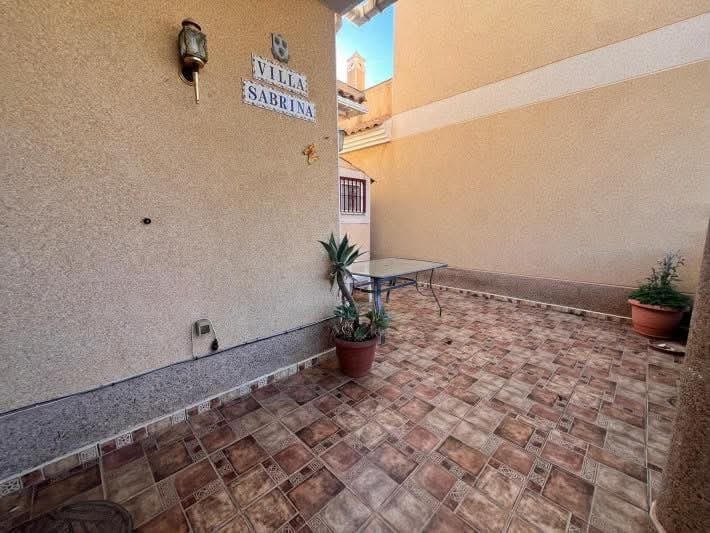 3 bedroom Villa for sale in Playa Flamenca with pool - € 237,000 (Ref: 9731282)