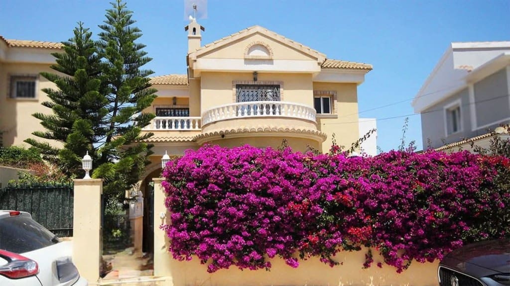 4 bedroom Villa for sale in Villamartin with pool - € 345,000 (Ref: 9731286)