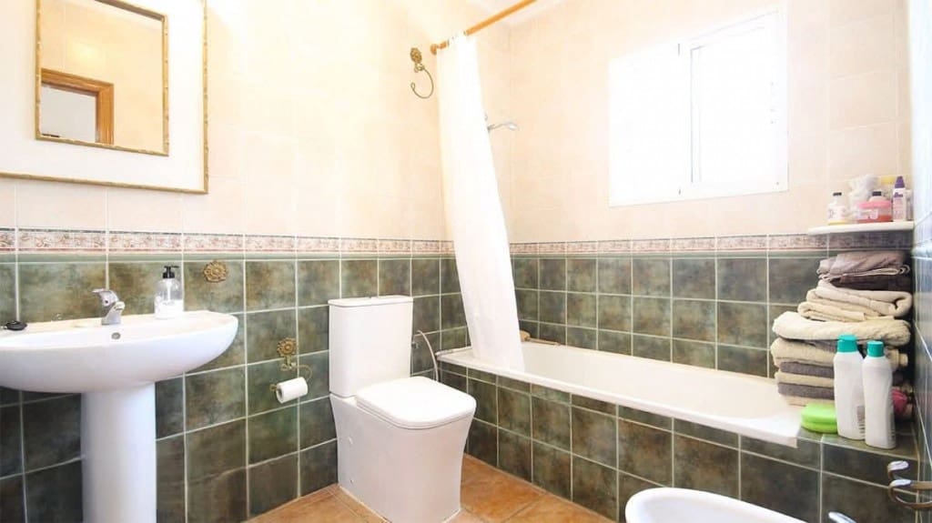 4 bedroom Villa for sale in Villamartin with pool - € 345,000 (Ref: 9731286)