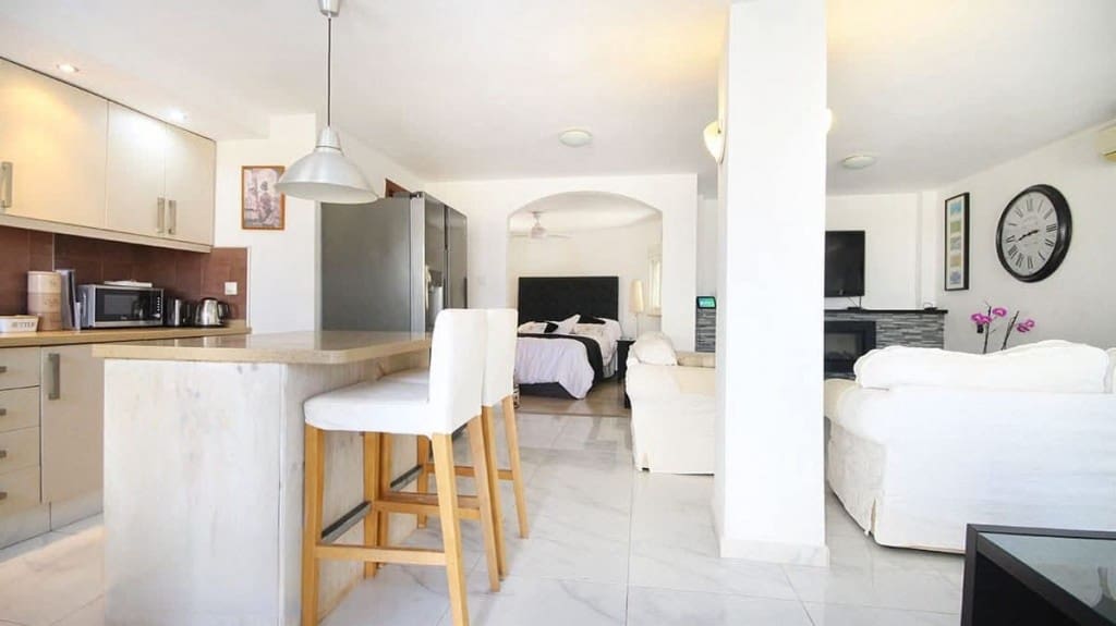 4 bedroom Villa for sale in Villamartin with pool - € 345,000 (Ref: 9731286)