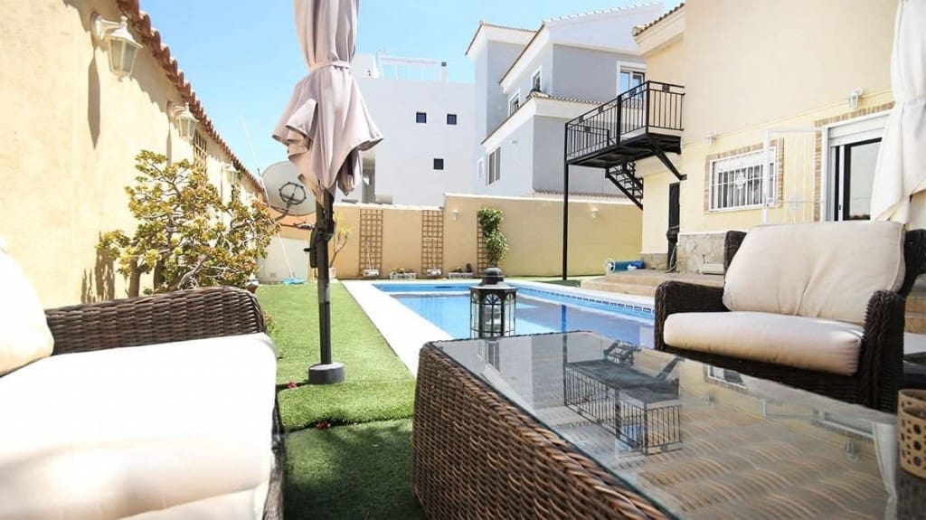 4 bedroom Villa for sale in Villamartin with pool - € 345,000 (Ref: 9731286)
