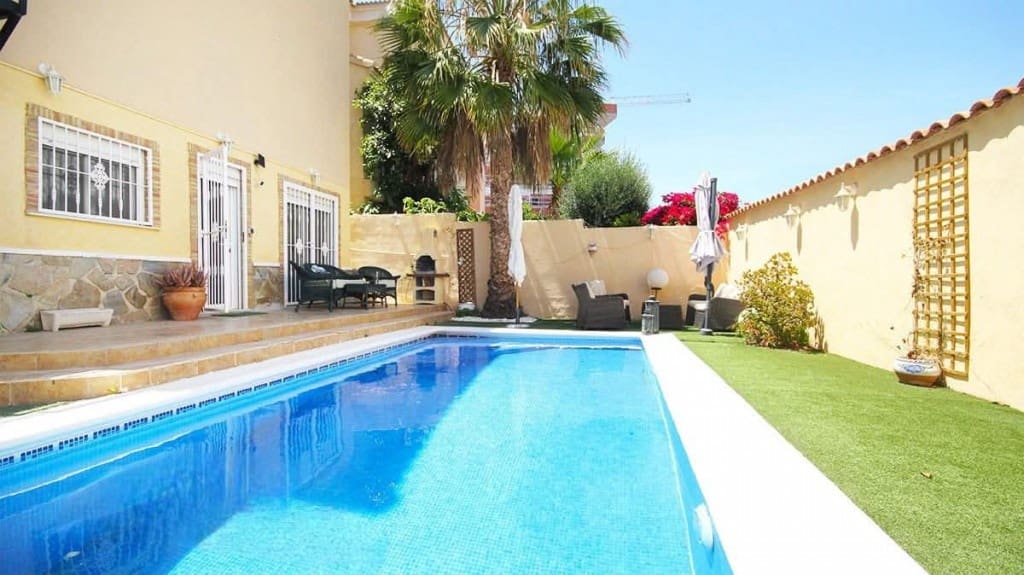 4 bedroom Villa for sale in Villamartin with pool - € 345,000 (Ref: 9731286)