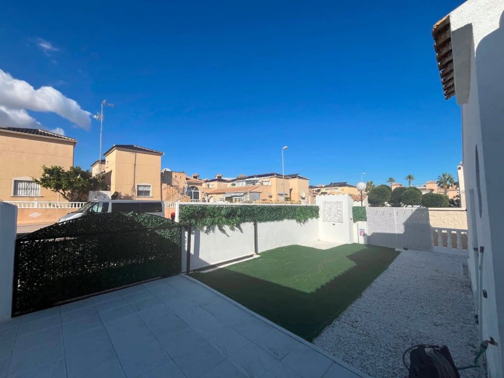 2 slaapkamer Rijtjeshuis te koop in Orihuela Costa met zwembad - € 209.999 (Ref: 9731288)