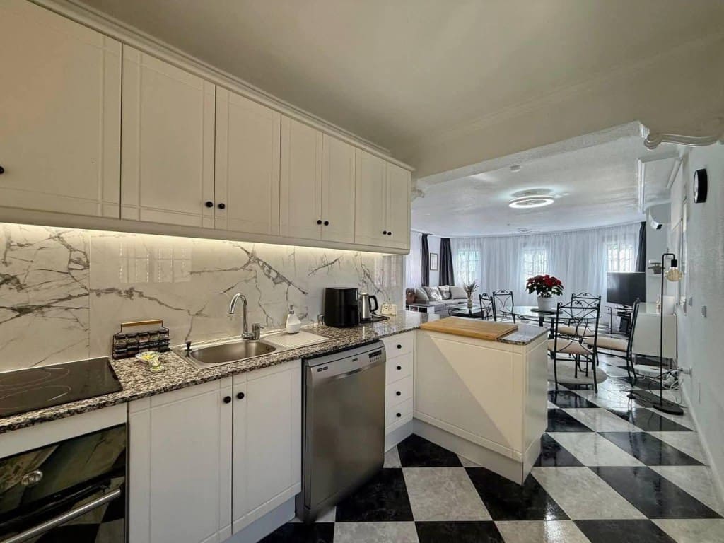 Chalet de 4 habitaciones en Playa Flamenca en venta con piscina - 359.900 € (Ref: 9736001)