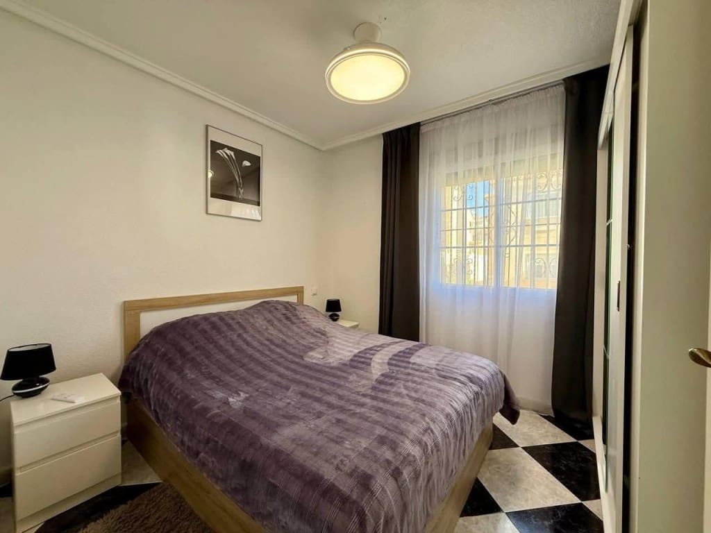 Chalet de 4 habitaciones en Playa Flamenca en venta con piscina - 359.900 € (Ref: 9736001)