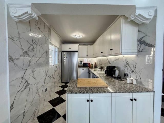 Chalet de 4 habitaciones en Playa Flamenca, Orihuela en venta con piscina - 359.900 € (Ref: 9736001)