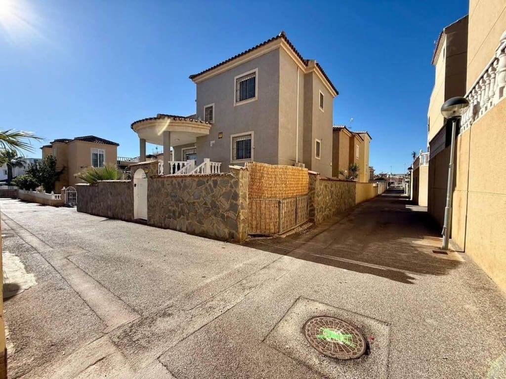 Chalet de 4 habitaciones en Playa Flamenca en venta con piscina - 359.900 € (Ref: 9736001)