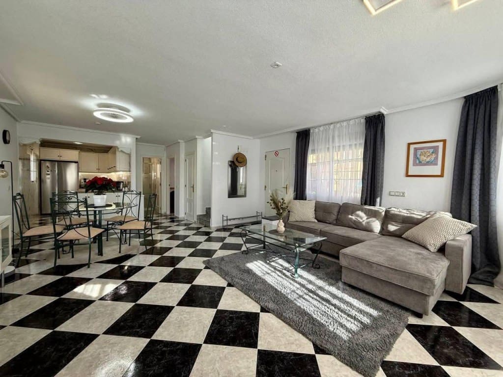 Chalet de 4 habitaciones en Playa Flamenca en venta con piscina - 359.900 € (Ref: 9736001)