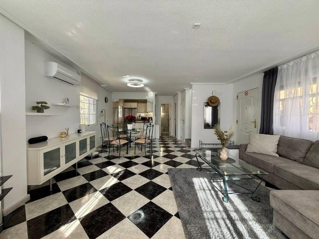 Chalet de 4 habitaciones en Playa Flamenca en venta con piscina - 359.900 € (Ref: 9736001)