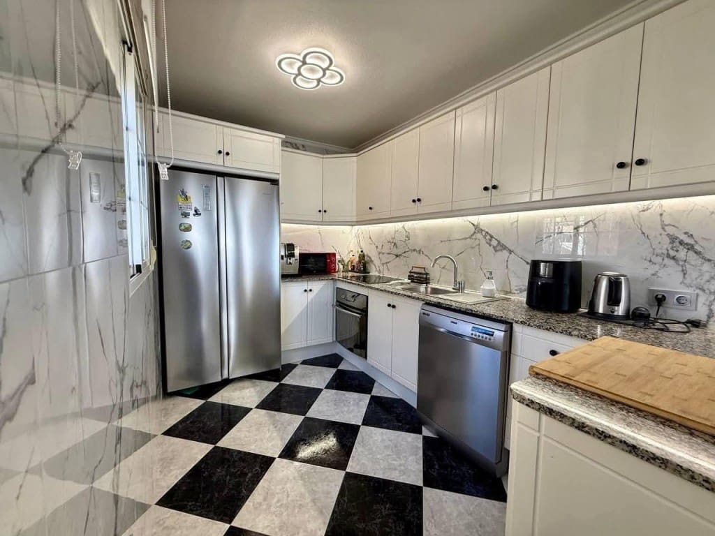 Chalet de 4 habitaciones en Playa Flamenca en venta con piscina - 359.900 € (Ref: 9736001)