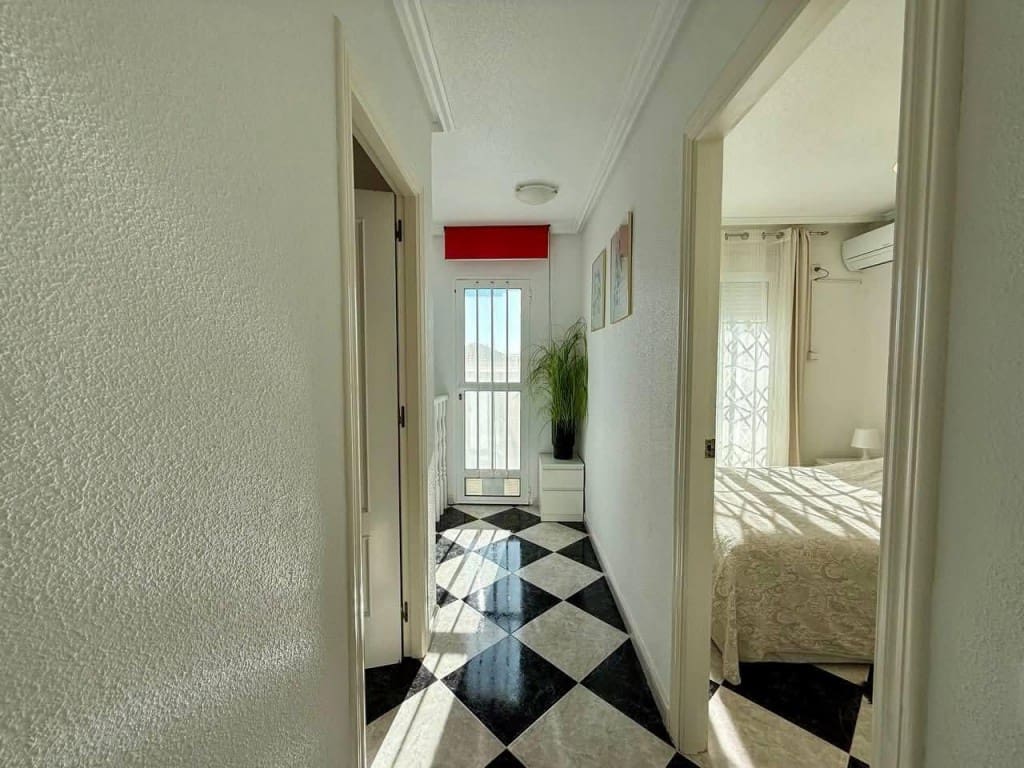 Chalet de 4 habitaciones en Playa Flamenca en venta con piscina - 359.900 € (Ref: 9736001)