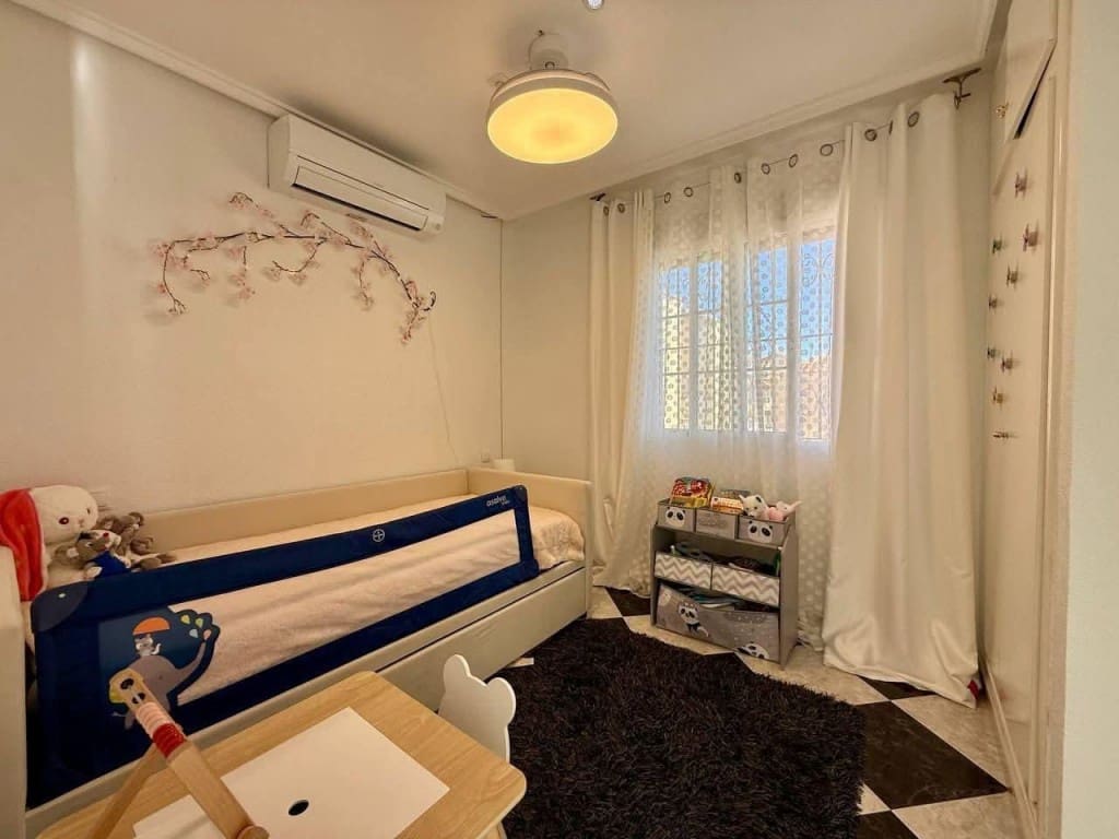 Chalet de 4 habitaciones en Playa Flamenca en venta con piscina - 359.900 € (Ref: 9736001)