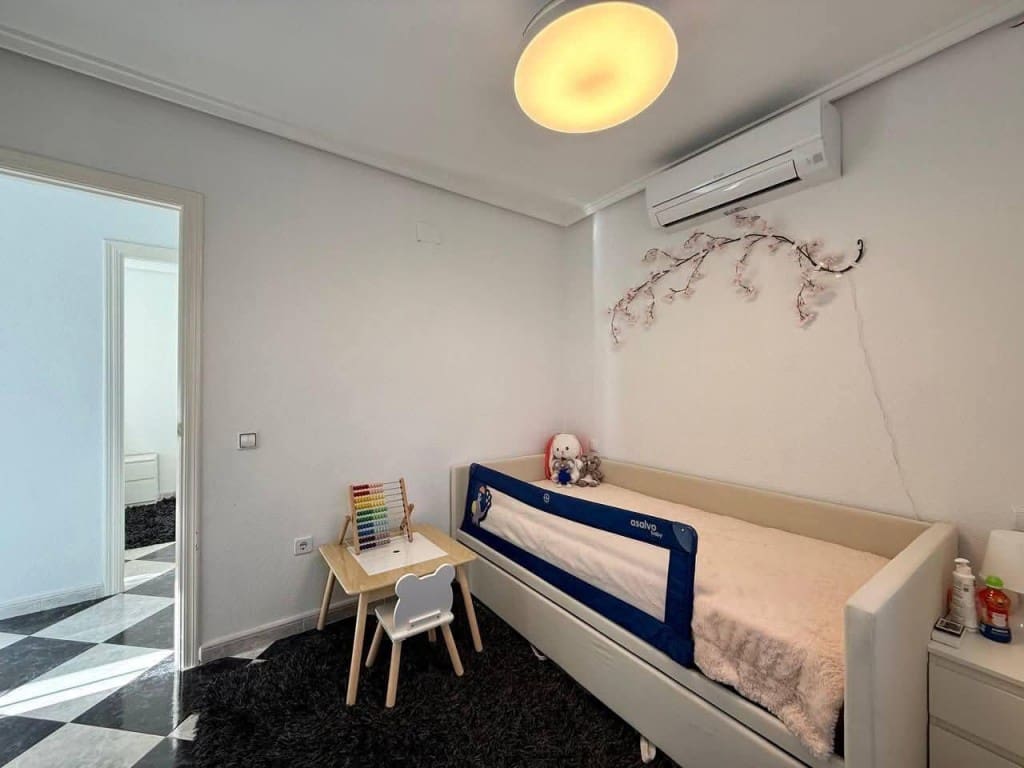 Chalet de 4 habitaciones en Playa Flamenca en venta con piscina - 359.900 € (Ref: 9736001)