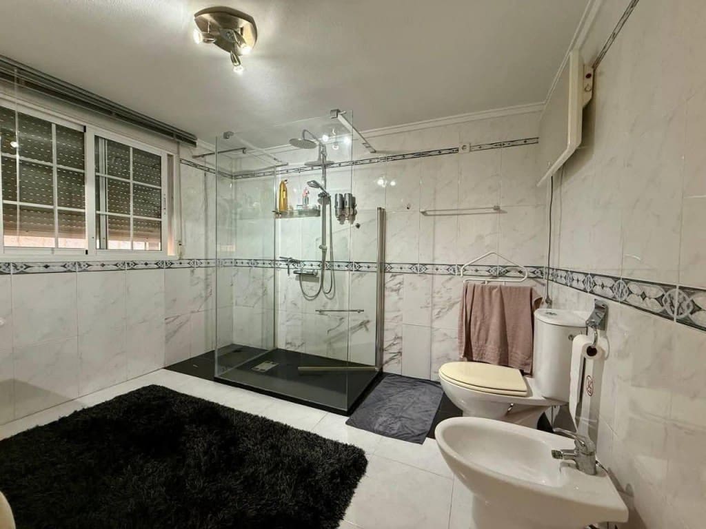 Chalet de 4 habitaciones en Playa Flamenca en venta con piscina - 359.900 € (Ref: 9736001)