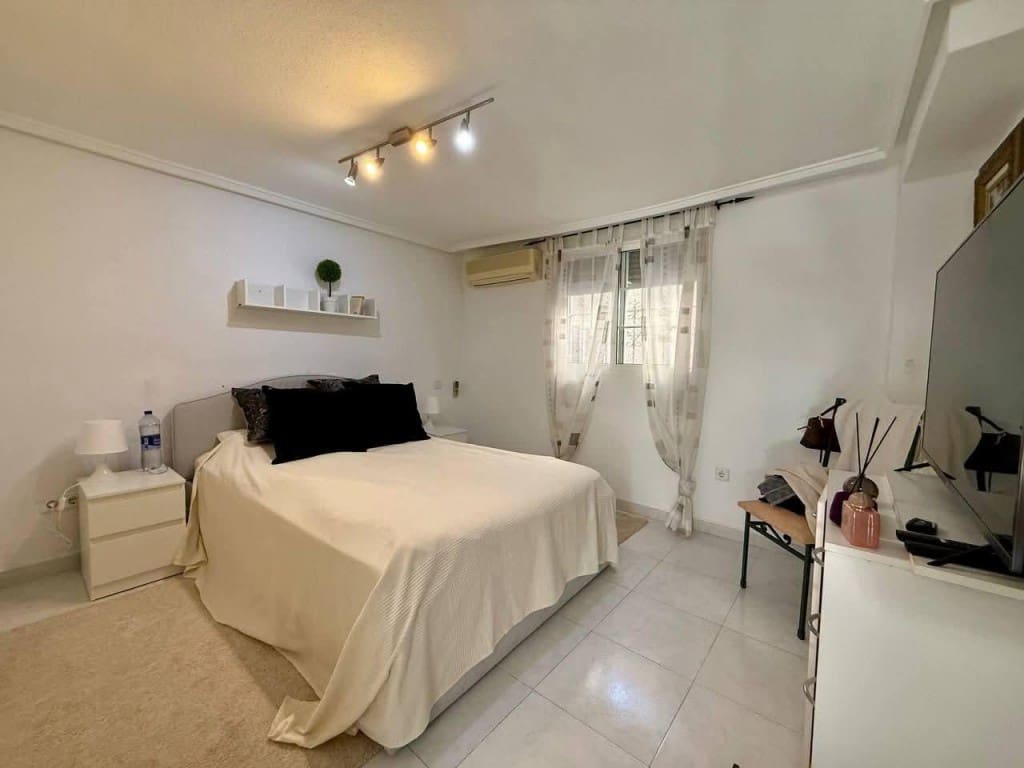 Chalet de 4 habitaciones en Playa Flamenca en venta con piscina - 359.900 € (Ref: 9736001)