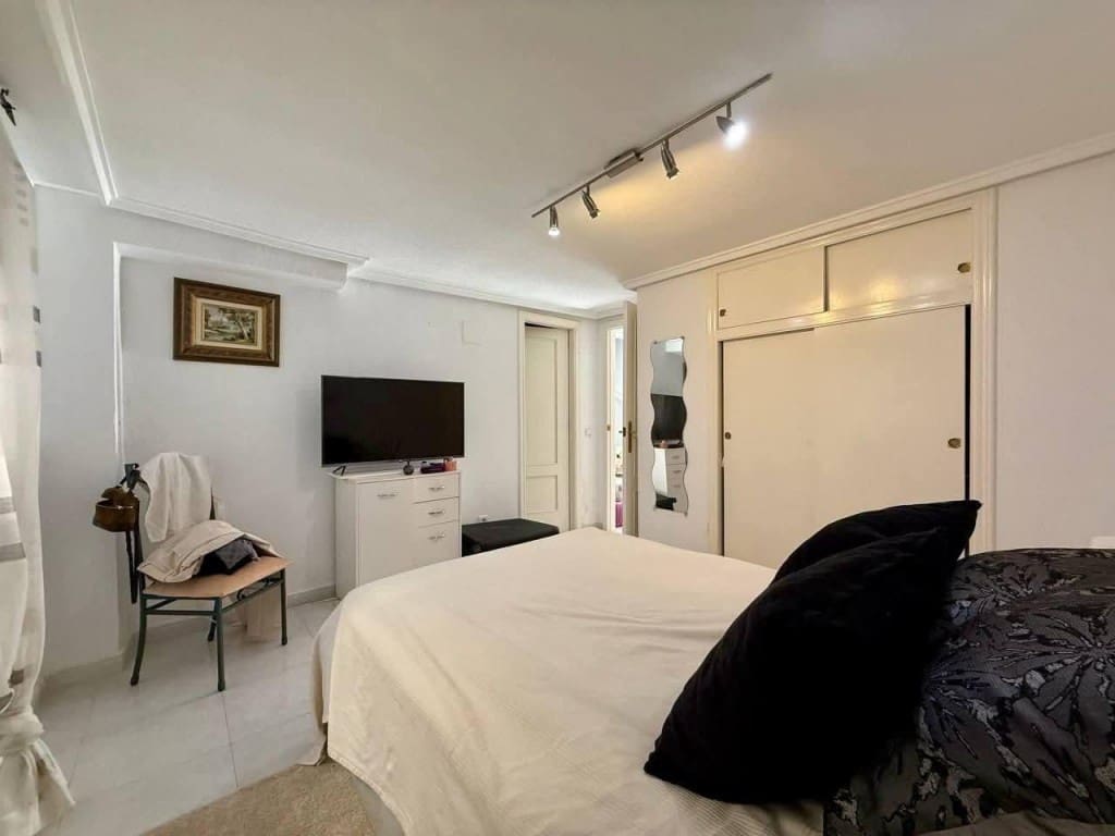 Chalet de 4 habitaciones en Playa Flamenca en venta con piscina - 359.900 € (Ref: 9736001)