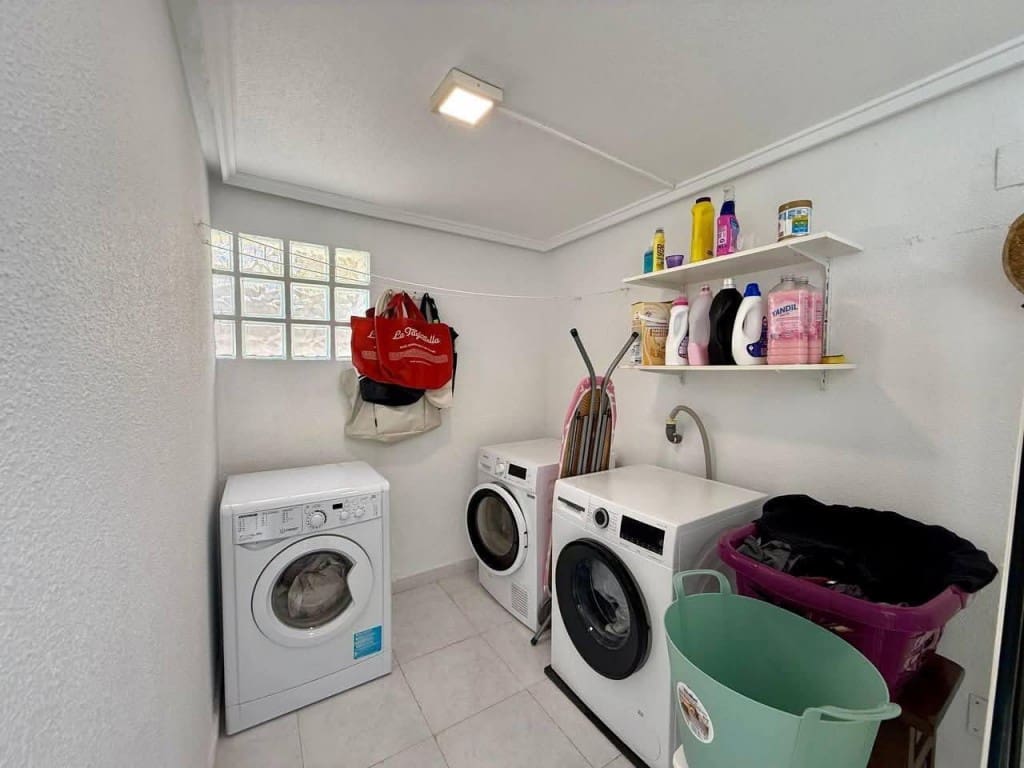 Chalet de 4 habitaciones en Playa Flamenca en venta con piscina - 359.900 € (Ref: 9736001)