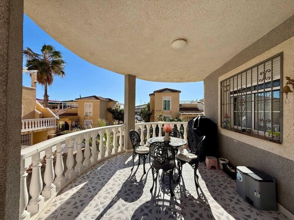 Chalet de 4 habitaciones en Playa Flamenca en venta con piscina - 359.900 € (Ref: 9736001)