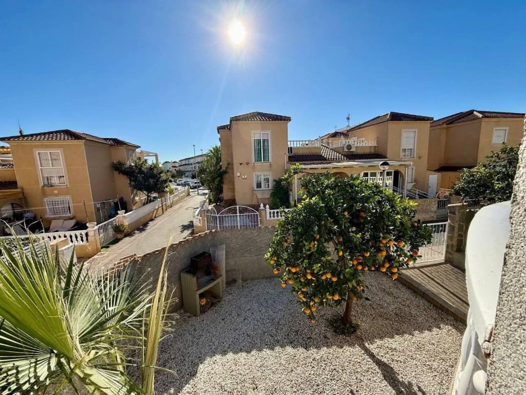 Chalet de 4 habitaciones en Playa Flamenca en venta con piscina - 359.900 € (Ref: 9736001)