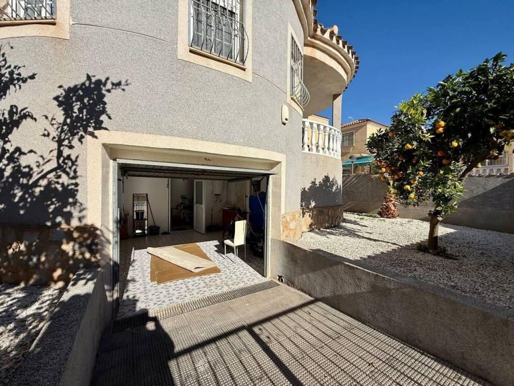 Chalet de 4 habitaciones en Playa Flamenca en venta con piscina - 359.900 € (Ref: 9736001)