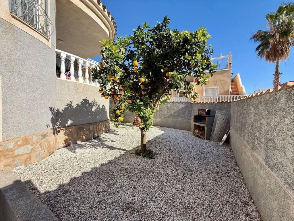 Chalet de 4 habitaciones en Playa Flamenca en venta con piscina - 359.900 € (Ref: 9736001)