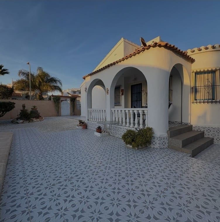 2 bedroom Villa for sale in La Florida with pool - € 279,900 (Ref: 9781413)