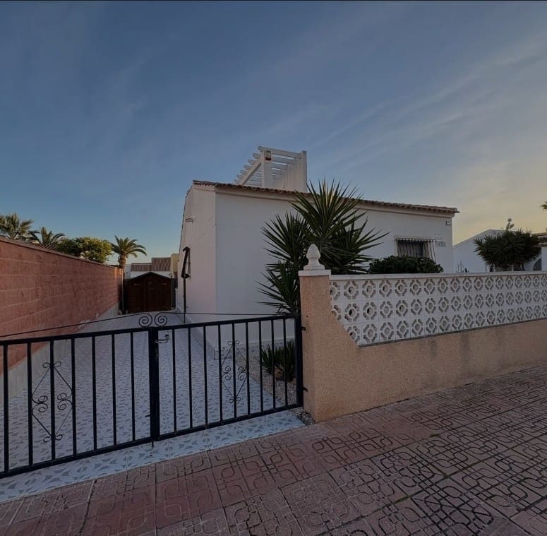 2 bedroom Villa for sale in La Florida with pool - € 279,900 (Ref: 9781413)