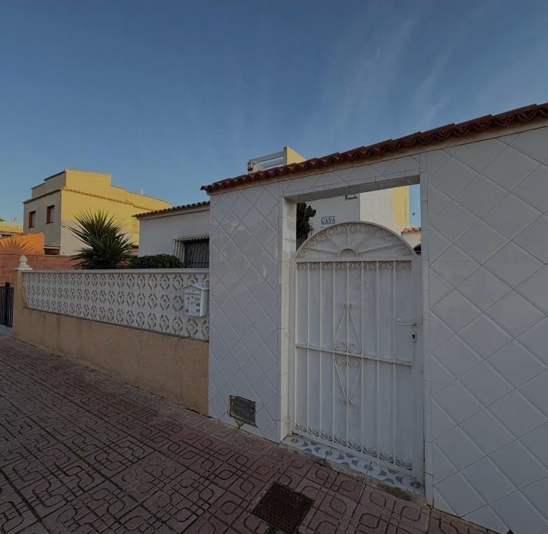 2 bedroom Villa for sale in La Florida with pool - € 279,900 (Ref: 9781413)