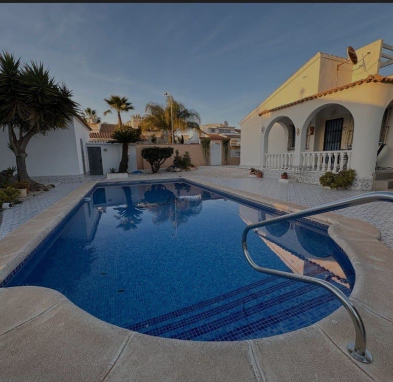 2 bedroom Villa for sale in La Florida with pool - € 279,900 (Ref: 9781413)